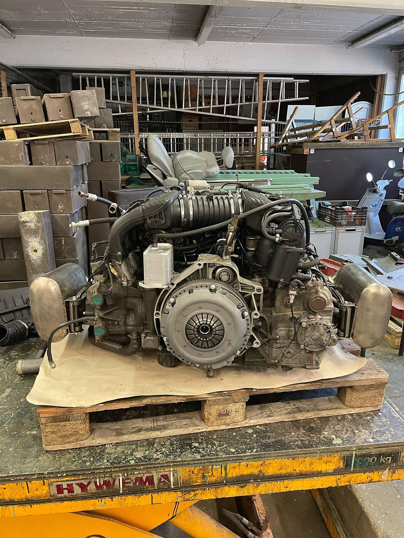 Ausgebauter Boxermotor auf einer Palette, Blick auf die Kupplung