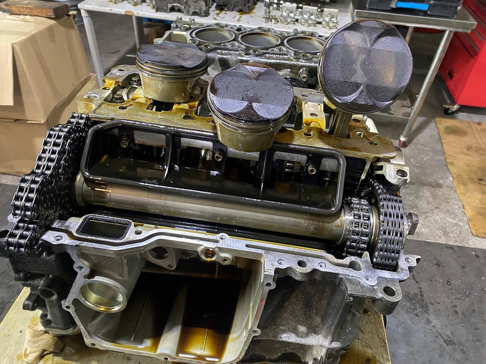 Geöffneter Motorblock mit Kolben und Steuerketten
